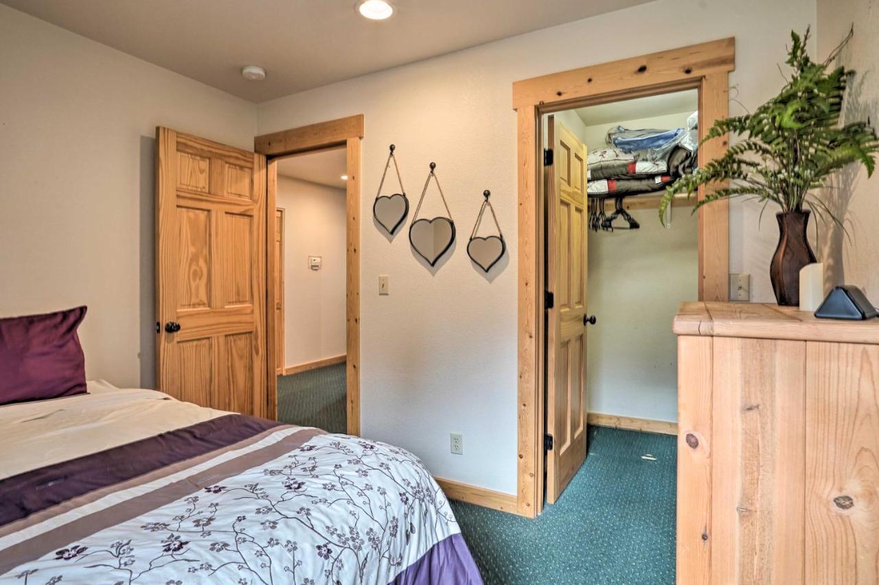 Chalet At Running Y Resort With Wraparound Deck! Klamath Falls Eksteriør billede