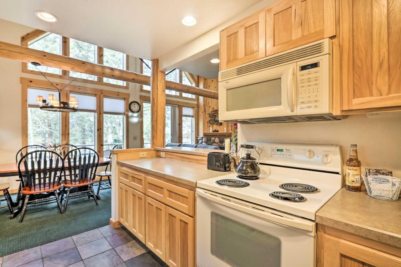 Chalet At Running Y Resort With Wraparound Deck! Klamath Falls Eksteriør billede