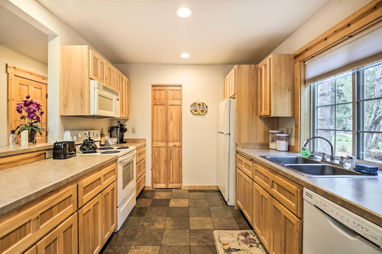 Chalet At Running Y Resort With Wraparound Deck! Klamath Falls Eksteriør billede
