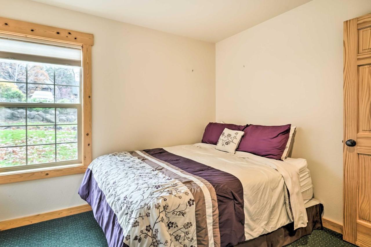 Chalet At Running Y Resort With Wraparound Deck! Klamath Falls Eksteriør billede